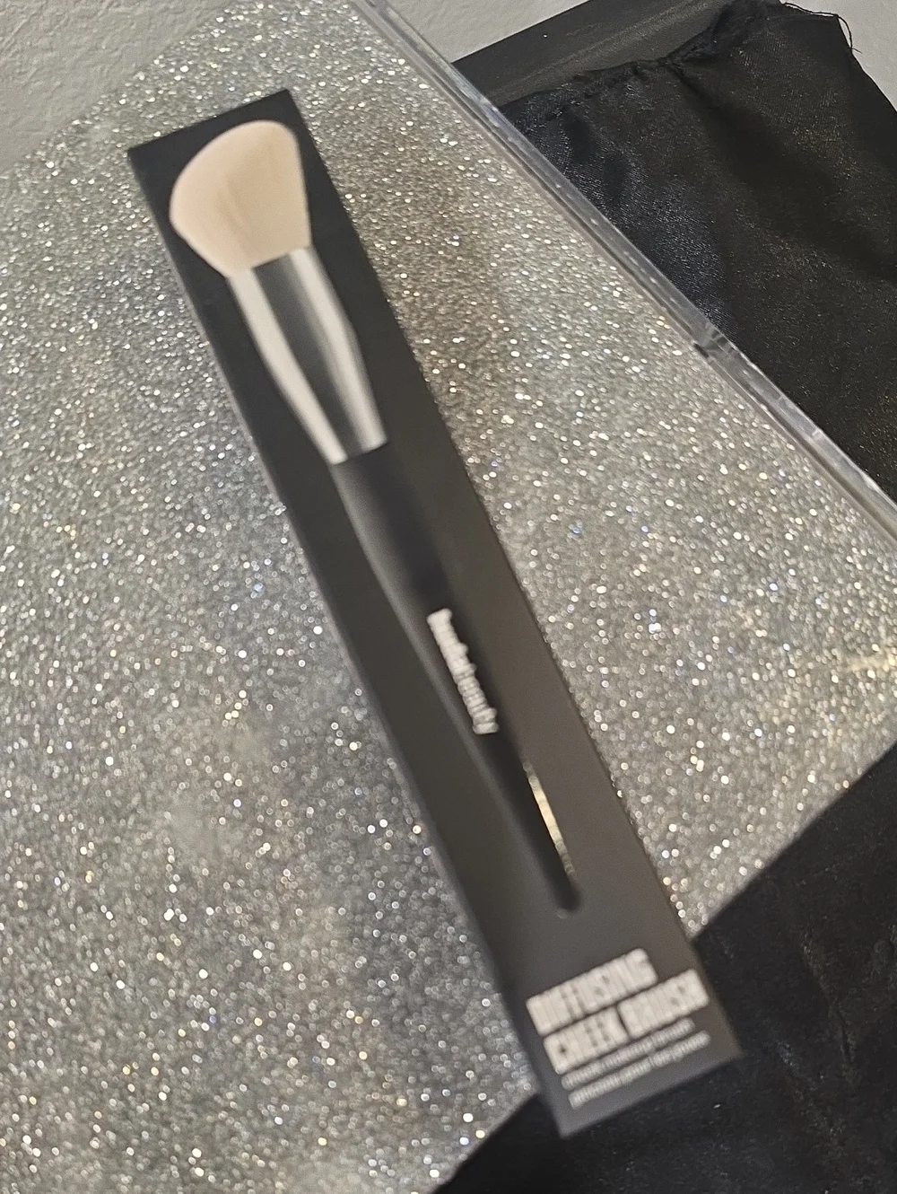 Huda Beauty Diffusing Cheek Brush